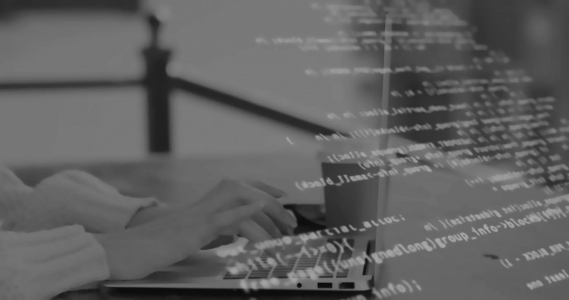 Teilnehmer arbeiten an KI-Projekten in interaktiver Umgebung