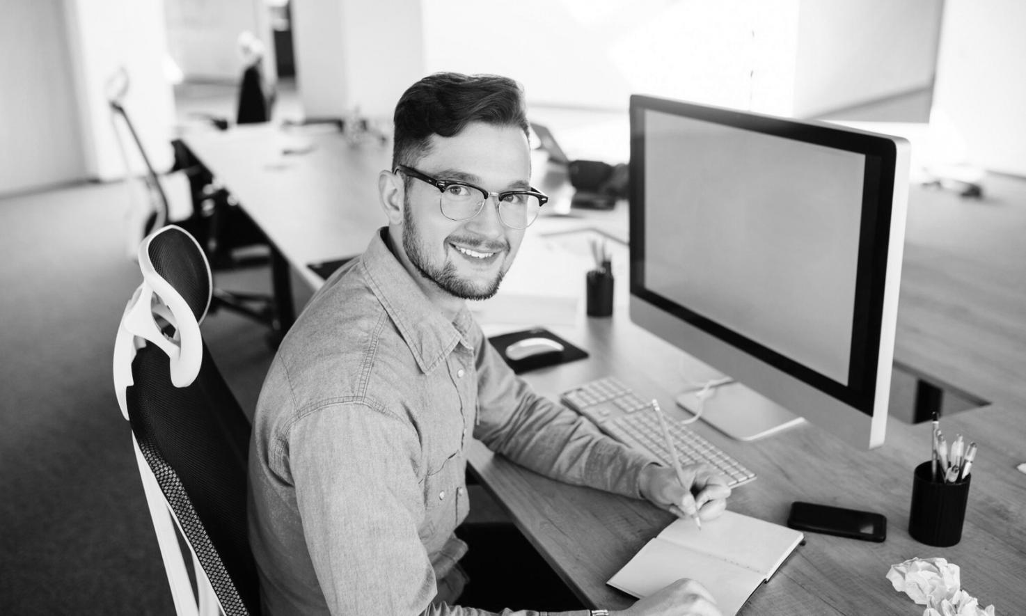 Teilnehmer arbeitet mit Kursmaterialien an einem Projekt