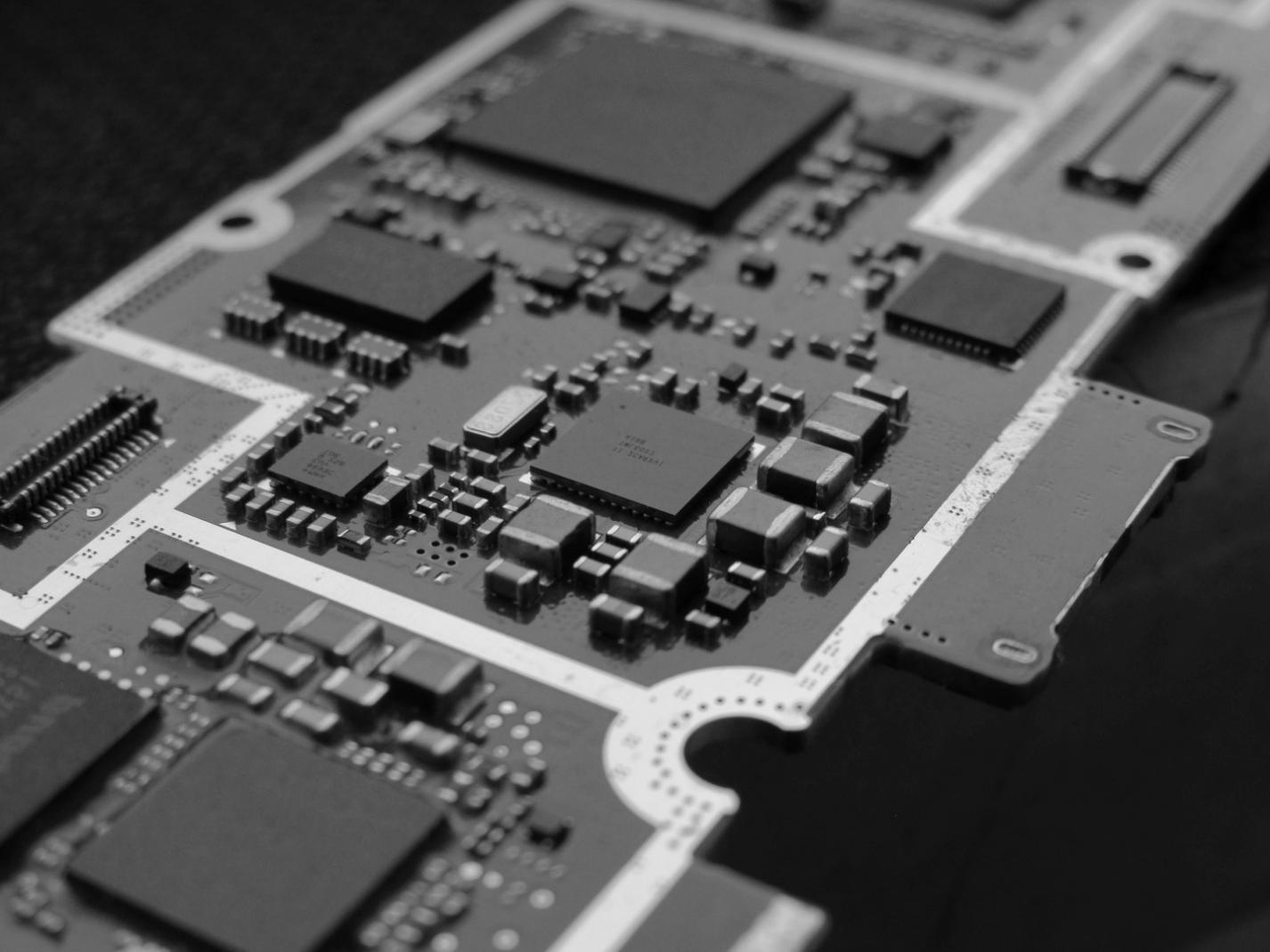 Praktische KI-Workshop-Szene mit Teilnehmern